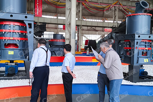 江蘇李總來廠考察玻璃HGM80A-超細磨粉設(shè)備